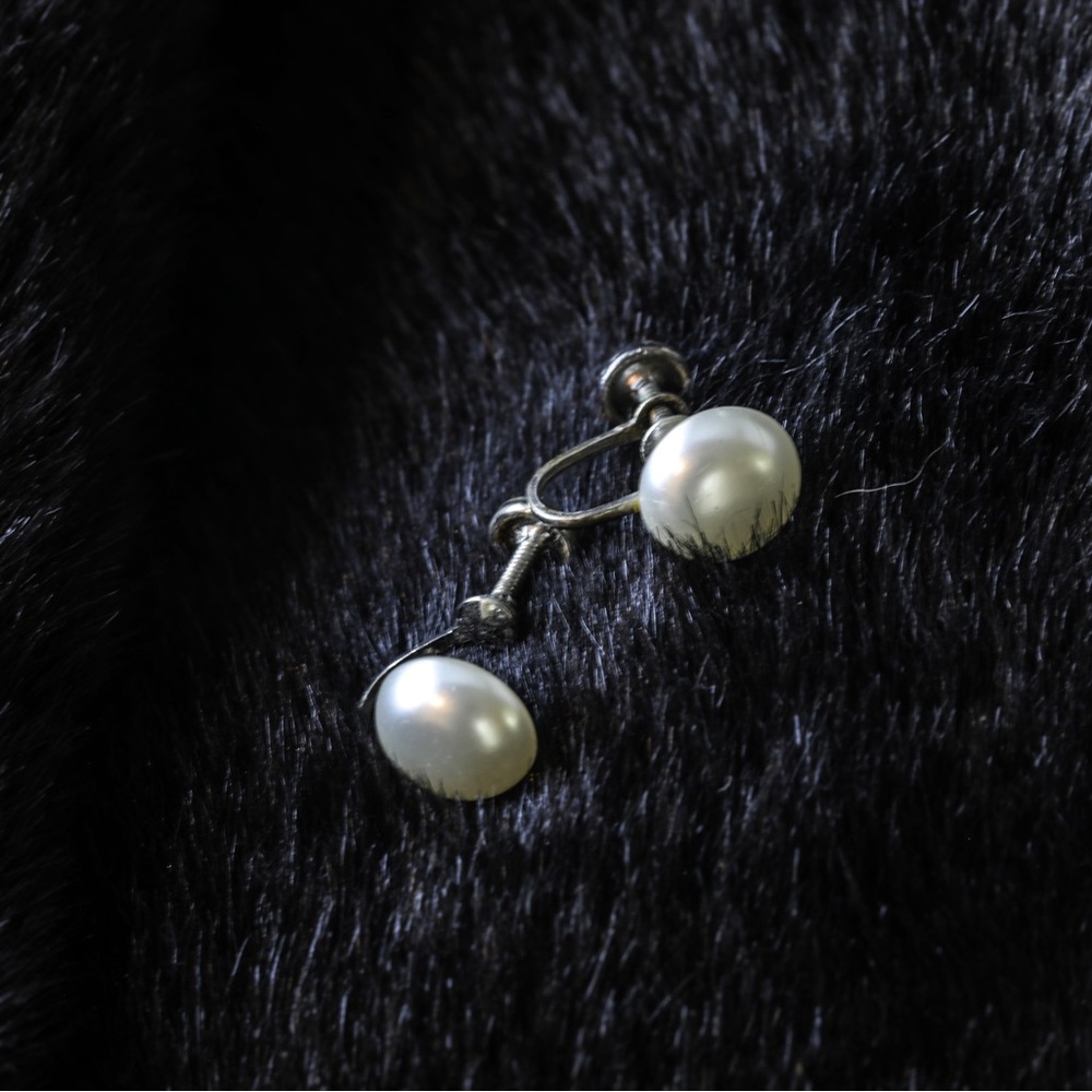 Vintage Pearl Button 1950’s screw back earrings.